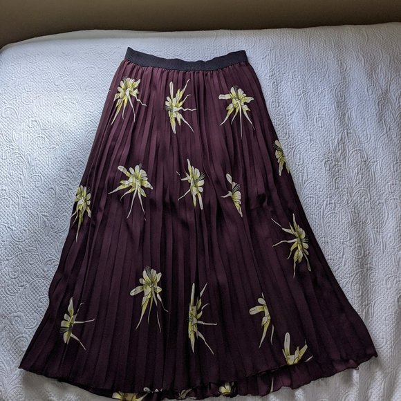 Pleated Floral Midi Skirt - Picture 4 of 4